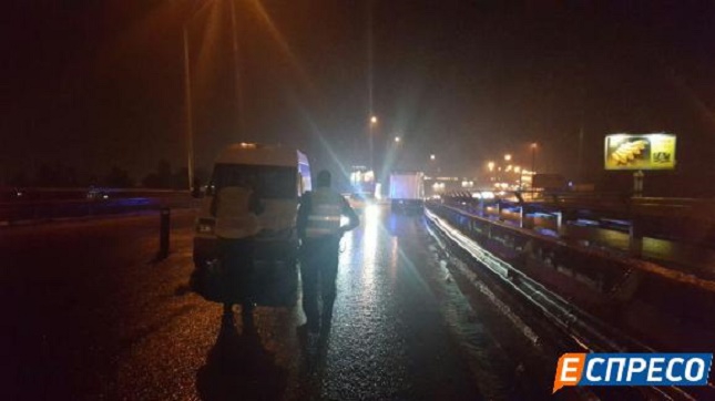 Смертельное ДТП в Киеве: от удара тело вылетело с моста - 15757 Смертельное ДТП в Киеве: от удара тело вылетело с моста - фото 15757