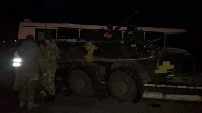 В Донецкой области БТР протаранил пассажирский автобус - есть жертвы - 17365 В Донецкой области БТР протаранил пассажирский автобус - есть жертвы - фото 17365
