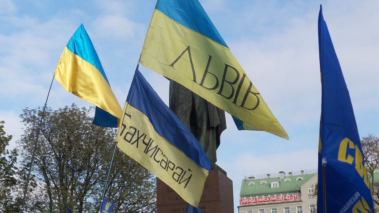Начался марш Славы Героев от парка Шевченко в сторону Крещатика и Михайловской площади - 17222 Начался марш Славы Героев от парка Шевченко в сторону Крещатика и Михайловской площади - фото 17222