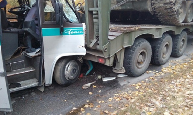 ДТП пассажирского автобуса и тягача с танком - пострадало 11 человек - 16268 ДТП пассажирского автобуса и тягача с танком - пострадало 11 человек - фото 16268
