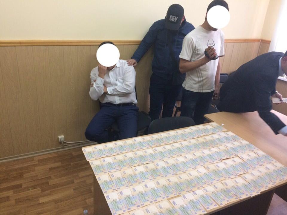 В Киевской области чиновник из Госгеокадастра попался на взятке в 100 тыс гривен - 15850 В Киевской области чиновник из Госгеокадастра попался на взятке в 100 тыс гривен - фото 15850