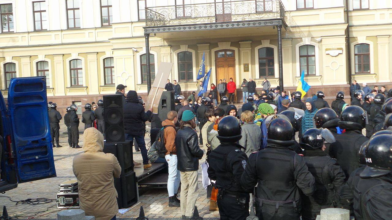 В Киеве прозошли потасовки между противниками и сторонниками легализации марихуаны - 19247 В Киеве прозошли потасовки между противниками и сторонниками легализации марихуаны - фото 19247