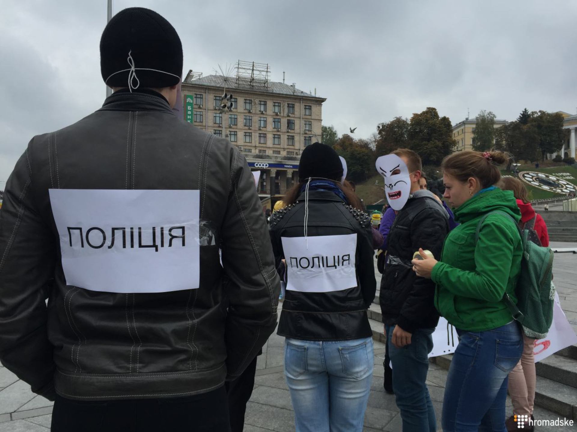 В центре Киева активисты демонстративно избили друг друга, чтобы достучаться до власти - 16297 В центре Киева активисты демонстративно избили друг друга, чтобы достучаться до власти - фото 16297