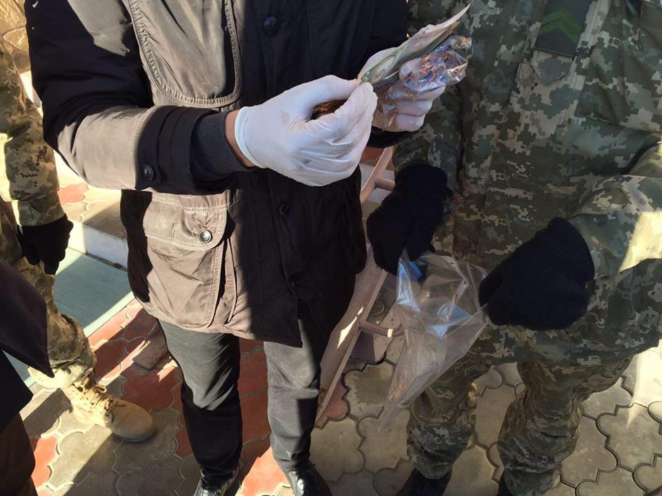 Майор полиции попался на взятке в районе проведения АТО - 19114 Майор полиции попался на взятке в районе проведения АТО - фото 19114