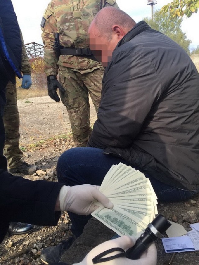 Чиновник горсовета в Одесской области требовал взятку в $20 тысяч - 18268 Чиновник горсовета в Одесской области требовал взятку в $20 тысяч - фото 18268