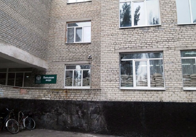 Ночным обстрелом боевики повредили школу в Марьинке - 15651 Ночным обстрелом боевики повредили школу в Марьинке - фото 15651