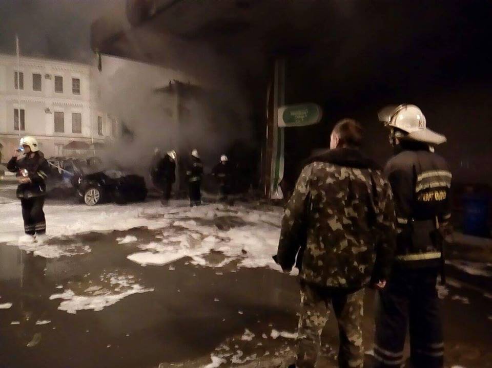 В Одессе прогремело два взрыва и начался пожар - автомобиль протаранил АЗС - 17352 В Одессе прогремело два взрыва и начался пожар - автомобиль протаранил АЗС - фото 17352