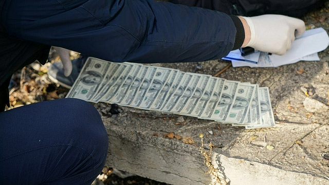 Чиновник горсовета в Одесской области требовал взятку в $20 тысяч - 18270 Чиновник горсовета в Одесской области требовал взятку в $20 тысяч - фото 18270