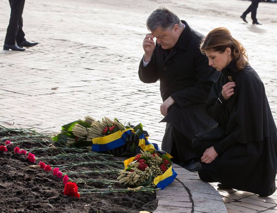 По случаю Дня памяти жертв голодоморов Порошенко призвал сохранить Украину единой - 23542 По случаю Дня памяти жертв голодоморов Порошенко призвал сохранить Украину единой - фото 23542
