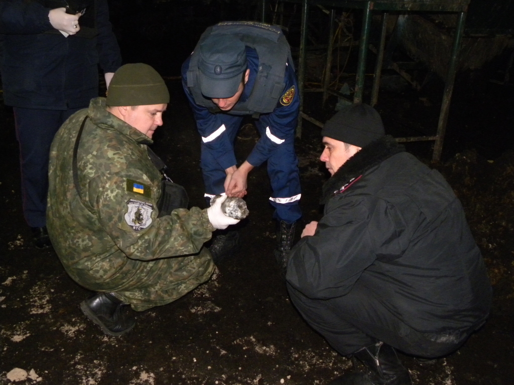 В Чернигове в результате взрыва артиллерийского снаряда пострадало трое человек - 23554 В Чернигове в результате взрыва артиллерийского снаряда пострадало трое человек - фото 23554