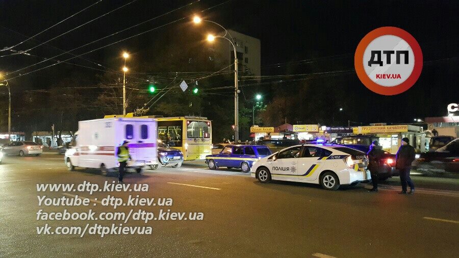 В Киеве возле Соломенского рынка на пешеходном переходе внедорожник сбил семью - 21442 В Киеве возле Соломенского рынка на пешеходном переходе внедорожник сбил семью - фото 21442