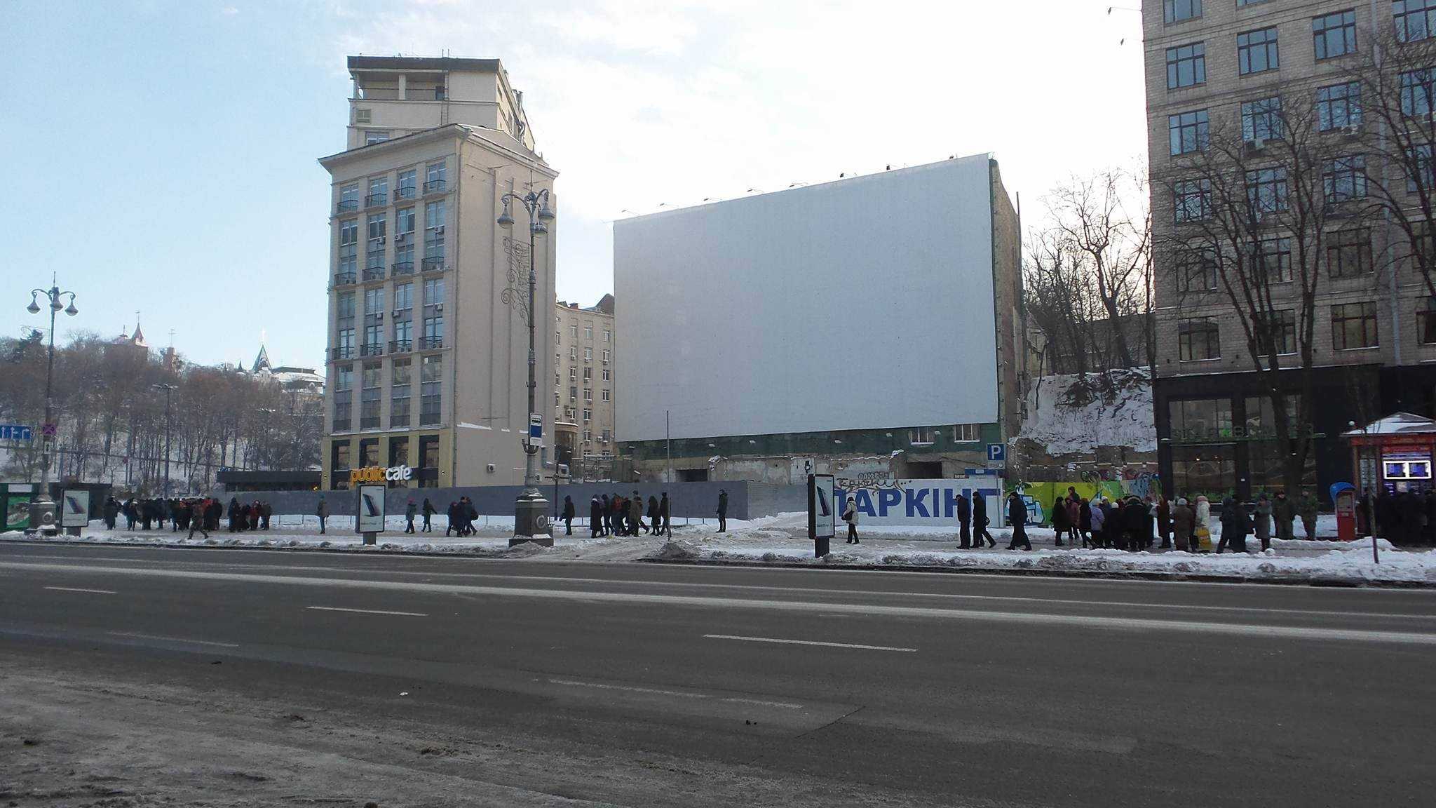 Протестующие в Киеве уже собрались на Крещатике для сверки списков и оплаты