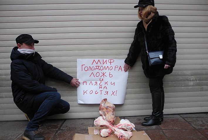 В Москве организовали акцию протеста против годовщины Голодомора в Украине - 23638 В Москве организовали акцию протеста против годовщины Голодомора в Украине - фото 23638