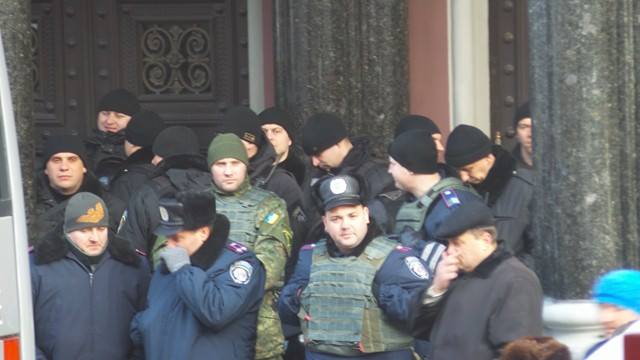 Протесты под НБУ собирают разношерстную публику - фоторепортаж - 21786 Протесты под НБУ собирают разношерстную публику - фоторепортаж - фото 21786