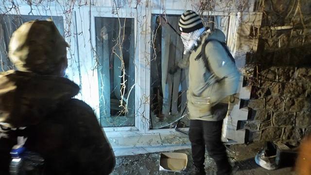 Активисты забросали офис Медведчука взрывпакетами - 22776 Активисты забросали офис Медведчука взрывпакетами - фото 22776