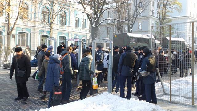 Протесты под НБУ собирают разношерстную публику - фоторепортаж - 21790 Протесты под НБУ собирают разношерстную публику - фоторепортаж - фото 21790