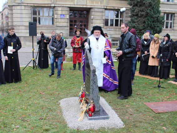 В Ужгороде прошел марш в память жертв Голодомора - 23570 В Ужгороде прошел марш в память жертв Голодомора - фото 23570