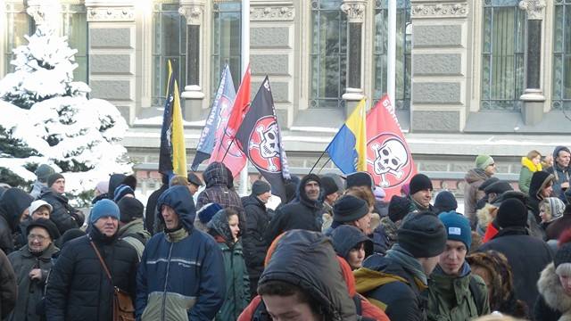 Протесты под НБУ собирают разношерстную публику - фоторепортаж - 21791 Протесты под НБУ собирают разношерстную публику - фоторепортаж - фото 21791