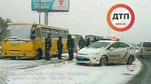 Масштабное ДТП в Киеве - пьяный водитель протаранил маршрутку и авто полицейских - 23995 Масштабное ДТП в Киеве - пьяный водитель протаранил маршрутку и авто полицейских - фото 23995
