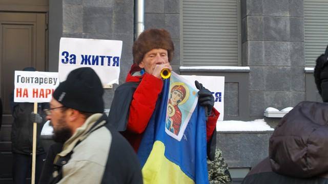 Протесты под НБУ собирают разношерстную публику - фоторепортаж - 21788 Протесты под НБУ собирают разношерстную публику - фоторепортаж - фото 21788