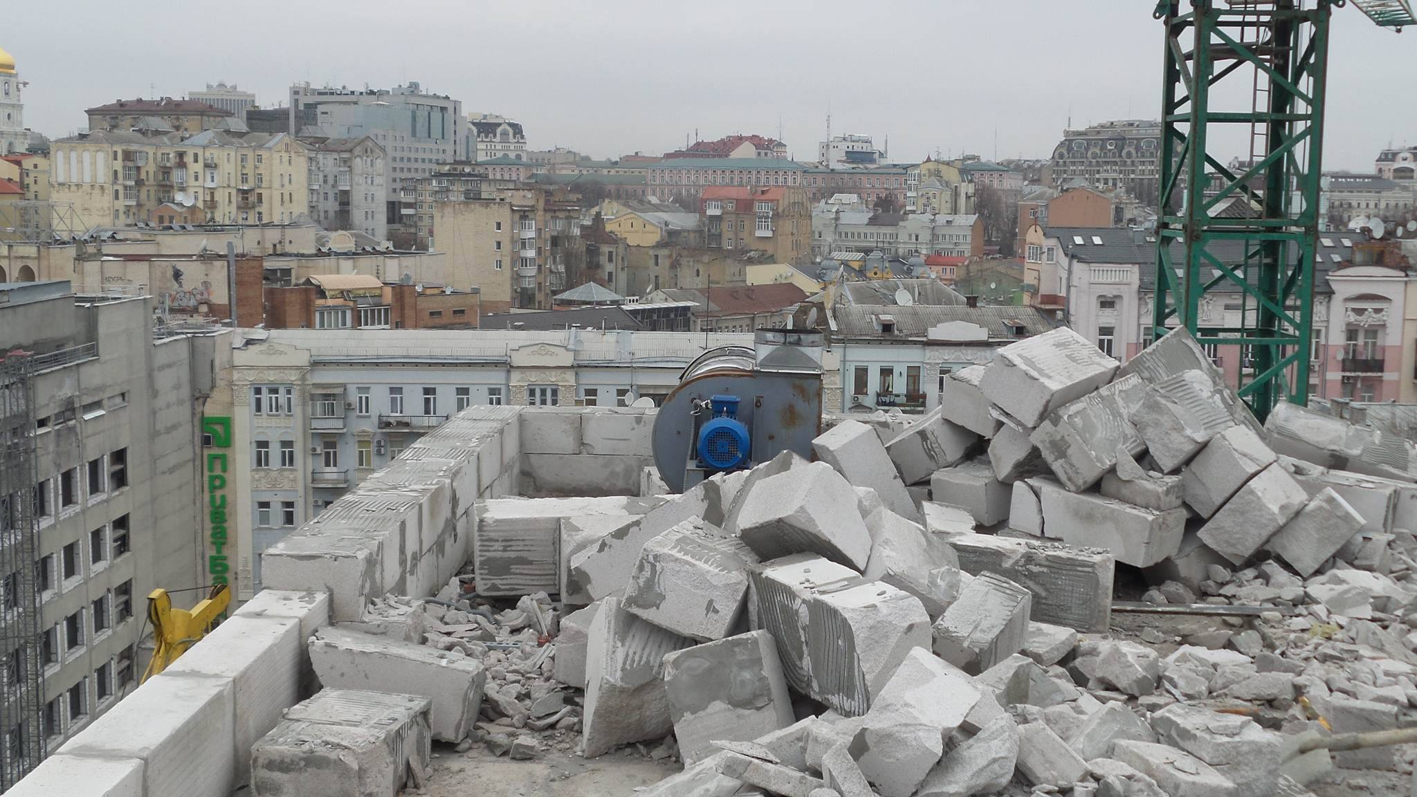 В Киеве начат снос двух этажей, пристроенных над Домом профсоюзов - 22995 В Киеве начат снос двух этажей, пристроенных над Домом профсоюзов - фото 22995