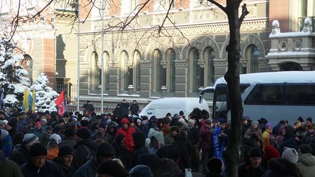 Протесты под НБУ собирают разношерстную публику - фоторепортаж - 21785 Протесты под НБУ собирают разношерстную публику - фоторепортаж - фото 21785