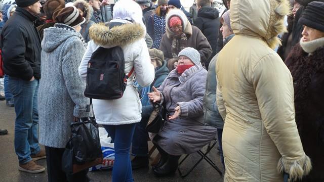 Протесты под НБУ собирают разношерстную публику - фоторепортаж - 21787 Протесты под НБУ собирают разношерстную публику - фоторепортаж - фото 21787