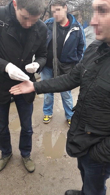 В Кропивницком СБУ задержала медика, требовавшего от инвалида 18 тыс грн взятки
- 21016 В Кропивницком СБУ задержала медика, требовавшего от инвалида 18 тыс грн взятки
- фото 21016