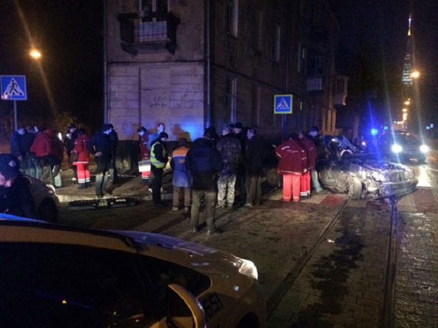 Смертельное ДТП во Львове - пьяный несовершеннолетний врезался в стену дома - 21238 Смертельное ДТП во Львове - пьяный несовершеннолетний врезался в стену дома - фото 21238