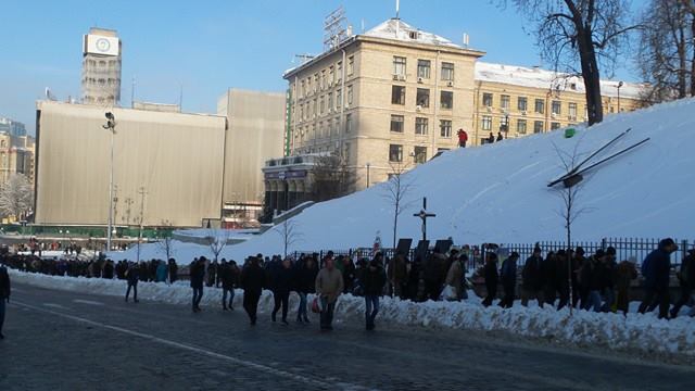 Протесты под НБУ собирают разношерстную публику - фоторепортаж - 21789 Протесты под НБУ собирают разношерстную публику - фоторепортаж - фото 21789