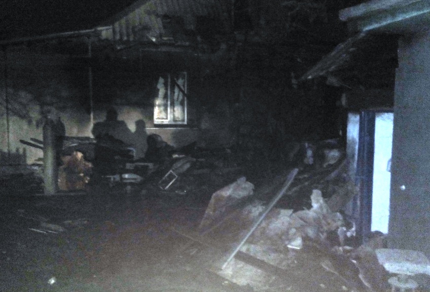 Из-за взрыва и ночного пожара в Кривом Роге пострадало 4 человека - 20458 Из-за взрыва и ночного пожара в Кривом Роге пострадало 4 человека - фото 20458