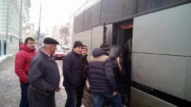 На выборы президента Молдовы в Москве избирателей свозят на участки автобусами - 21493 На выборы президента Молдовы в Москве избирателей свозят на участки автобусами - фото 21493