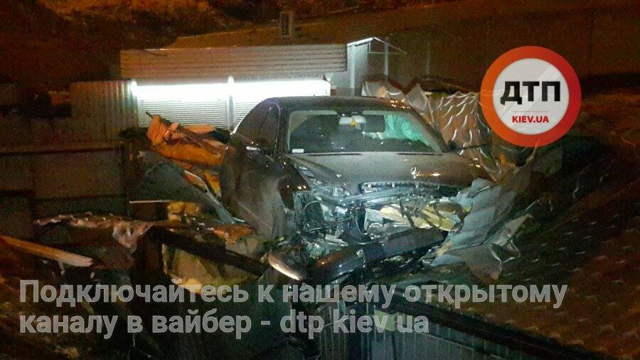 В Киеве Mercedes вылетел с дороги и приземлился на крышу МАФа
- 27509 В Киеве Mercedes вылетел с дороги и приземлился на крышу МАФа
- фото 27509