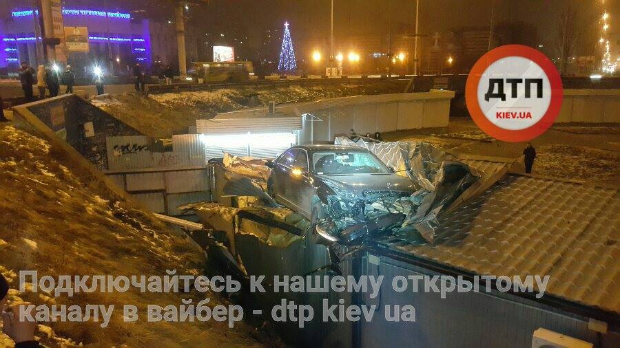 В Киеве Mercedes вылетел с дороги и приземлился на крышу МАФа
- 27510 В Киеве Mercedes вылетел с дороги и приземлился на крышу МАФа
- фото 27510