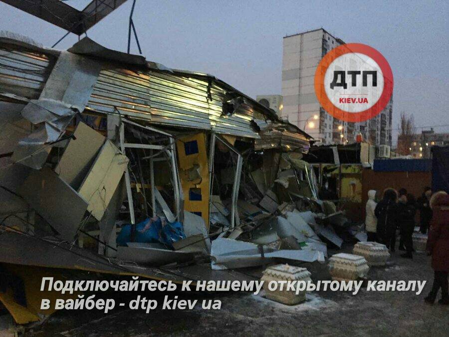 В Киеве ночью тракторами разрушили рынок