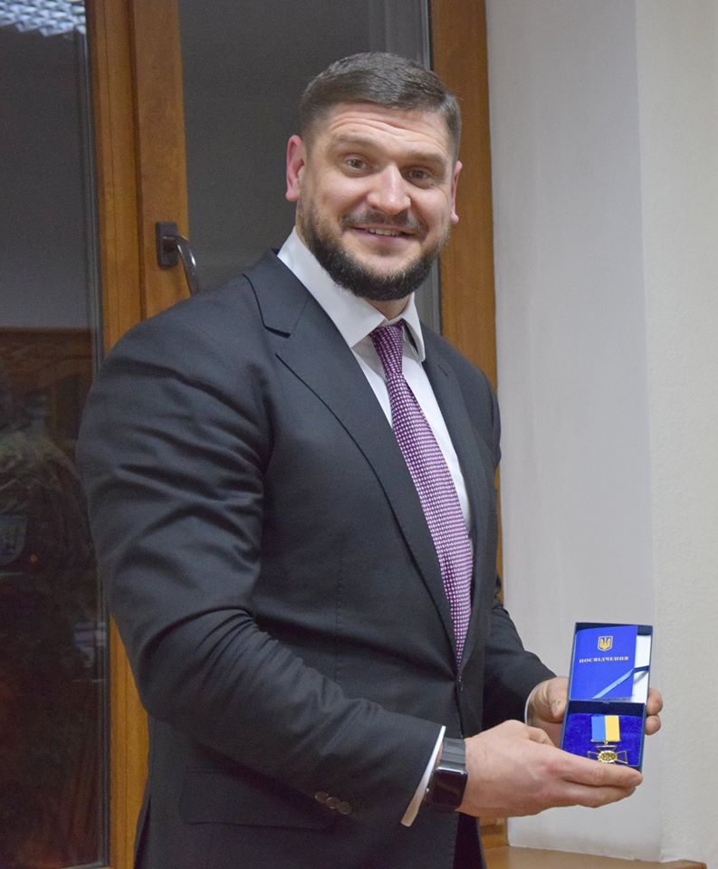 И.о. губернатора Николаевской области Савченко под елочкой нашел авто за 2,6 млн гривен - 28082 И.о. губернатора Николаевской области Савченко под елочкой нашел авто за 2,6 млн гривен - фото 28082