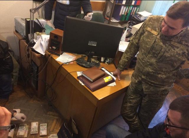 В Одессе один из замначальников Южного военного округа пался на взятке 350 тыс гривен - 28540 В Одессе один из замначальников Южного военного округа пался на взятке 350 тыс гривен - фото 28540