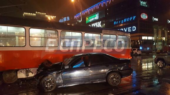 Масштабное ДТП в центре Киева: БМВ влетел в трамвай, пострадало 4 человека - 25906 Масштабное ДТП в центре Киева: БМВ влетел в трамвай, пострадало 4 человека - фото 25906