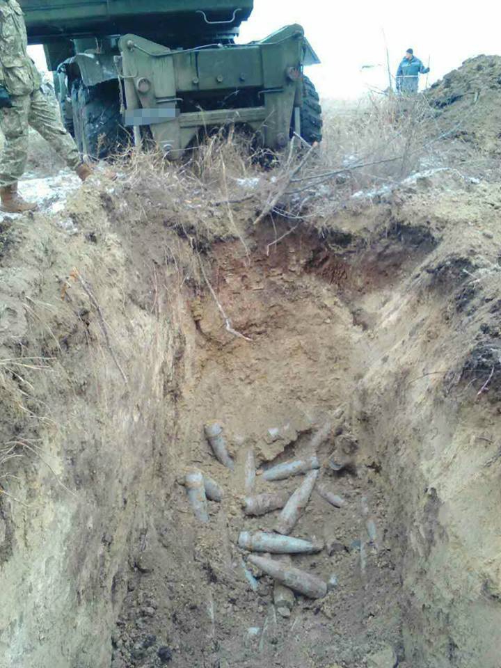 В зоне АТО найден тайник с 165 снарядами
- 24381 В зоне АТО найден тайник с 165 снарядами
- фото 24381