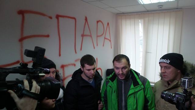 Активисты пришли на разборки к главе коммунального предприятия, избившего Евромайдановца - 26223 Активисты пришли на разборки к главе коммунального предприятия, избившего Евромайдановца - фото 26223