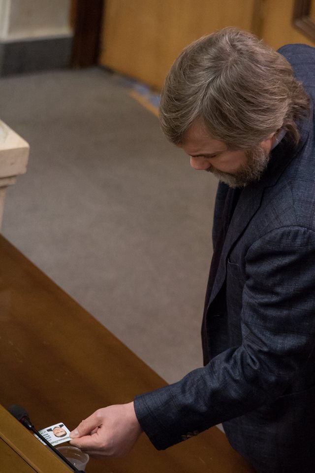 Вадим Новинский попался с карточкой Добкина в Верховной Раде - 25509 Вадим Новинский попался с карточкой Добкина в Верховной Раде - фото 25509