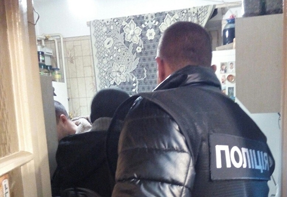 Полиция обнаружила три расчлененных тела в киевской квартире
- 26055 Полиция обнаружила три расчлененных тела в киевской квартире
- фото 26055