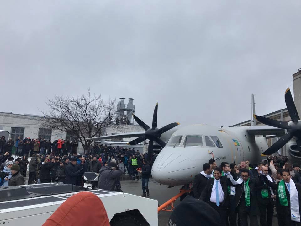 Антонов представил новый транспортный самолет Ан-13
- 27110 Антонов представил новый транспортный самолет Ан-13
- фото 27110