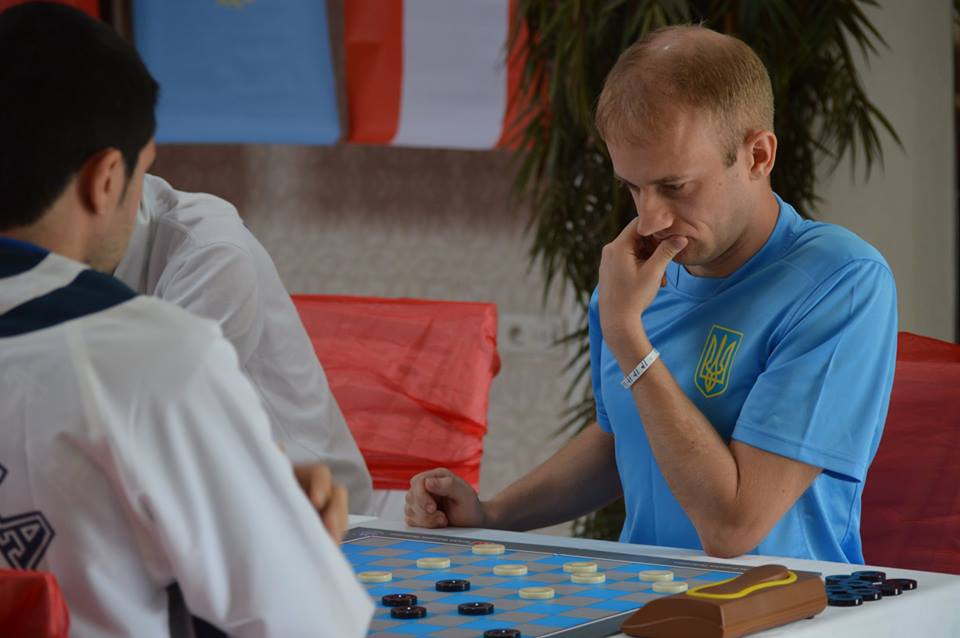 Чемпіон світу з шашок Юрій Анікєєв: Я був у чорній вишиванці, вони ще моєї білої не бачили - 32837 Чемпіон світу з шашок Юрій Анікєєв: Я був у чорній вишиванці, вони ще моєї білої не бачили - фото 32837