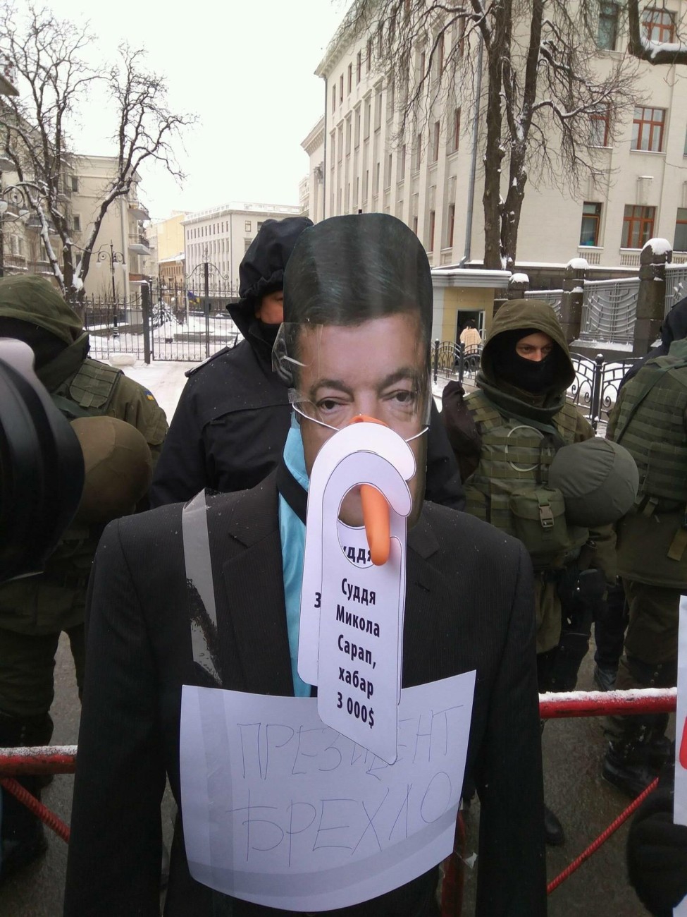 На Банковой установили памятник президенту-лжецу - 33382 На Банковой установили памятник президенту-лжецу - фото 33382