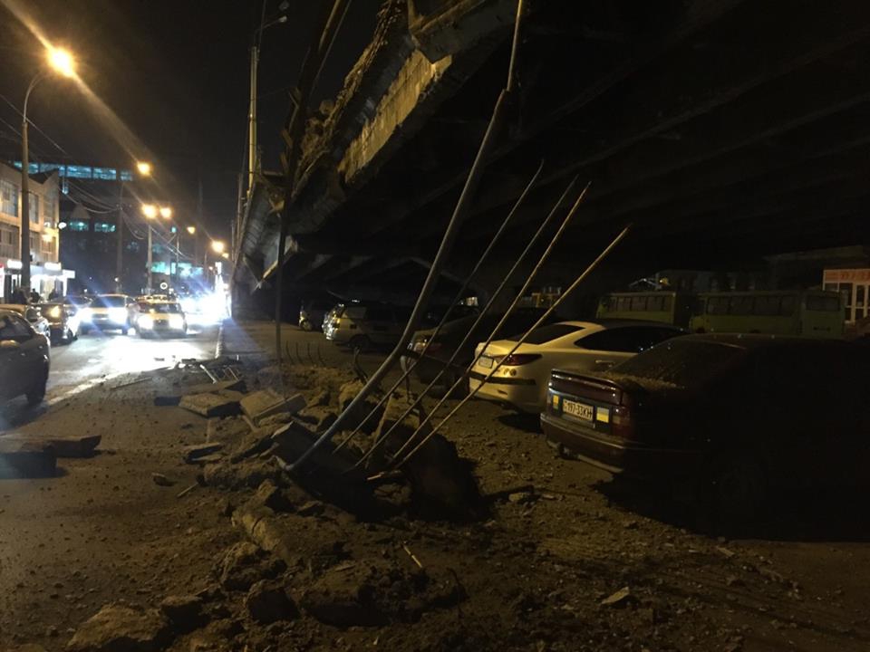 В Киеве частично обрушился Шулявский мост - 36232 В Киеве частично обрушился Шулявский мост - фото 36232