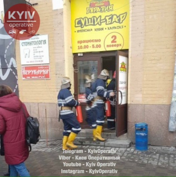 В центре Киева горит Бессарабский рынок - 34096 В центре Киева горит Бессарабский рынок - фото 34096