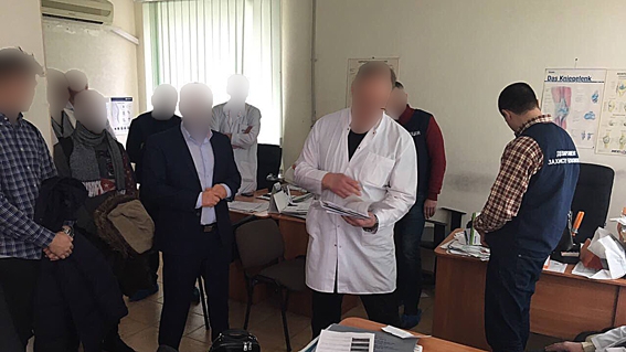 Полиция задержала врача, требовавшего от пациента 36 тыс грн взятки за операцию
- 32544 Полиция задержала врача, требовавшего от пациента 36 тыс грн взятки за операцию
- фото 32544