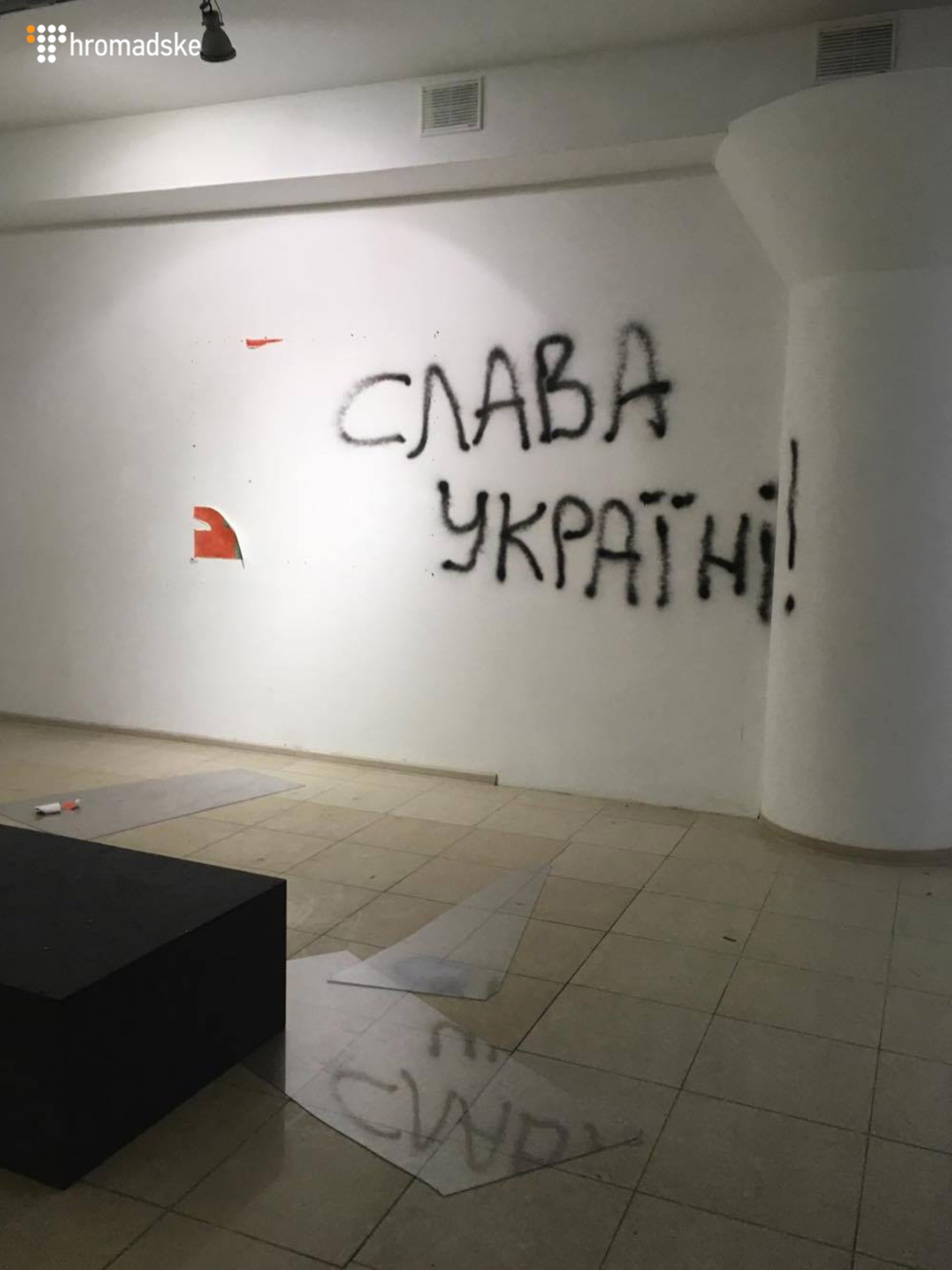 В Киеве неизвестные разгромили выставку украинского художника о событиях на Майдане - 33502 В Киеве неизвестные разгромили выставку украинского художника о событиях на Майдане - фото 33502