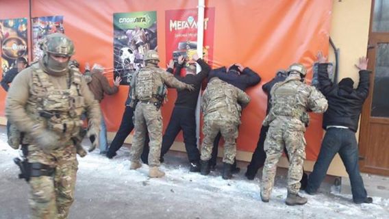 СБУ изъяла у организаторов янтарного бизнеса 660 кг янтаря, оружие и боеприпасы - 32696 СБУ изъяла у организаторов янтарного бизнеса 660 кг янтаря, оружие и боеприпасы - фото 32696